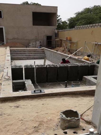 Construction of an infinity pool using hollow concrete blocks to form structural shell