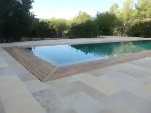 Zero-edge pool in Provence with a perfectly level overflow made possible by the balancing tank