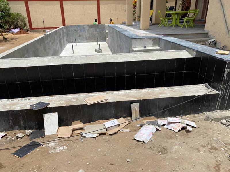 revetement-pierre-piscine-debordement-togo-morana