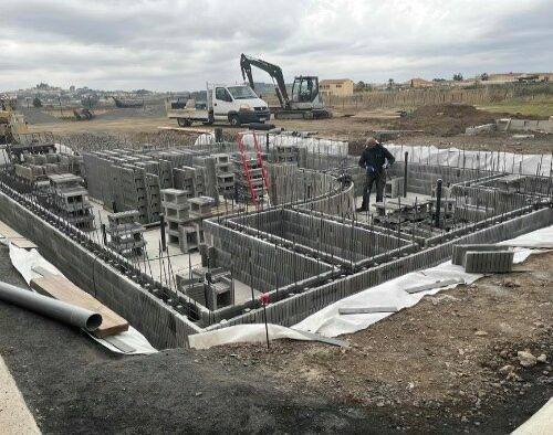 Construction of a cast concrete pool using shuttering blocks before pouring