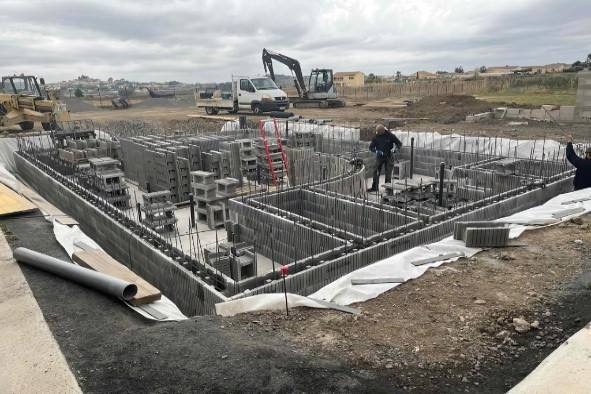 Construction of a cast concrete pool using shuttering blocks before pouring