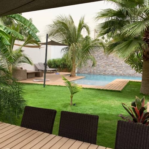 Piscine à débordement avec mur ruisselant