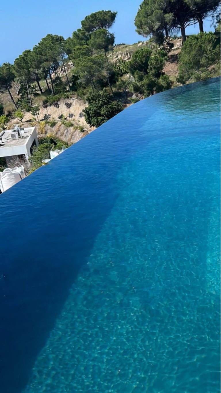 Infinity pool with curved overflow edge