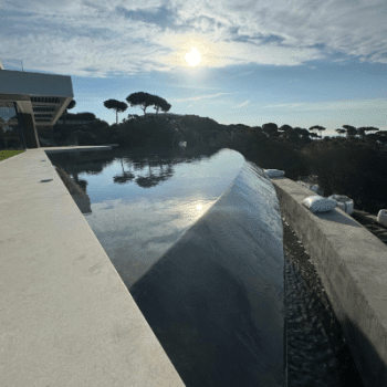 Seamless curved overflow in an Infinity edge pool