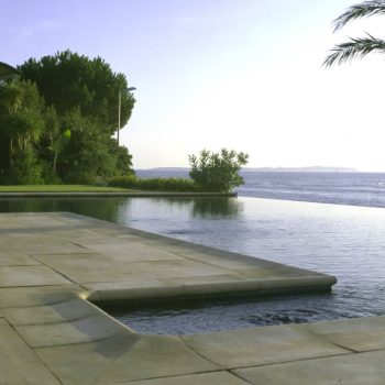 Luxury infinity-edge pool with sea view, built near Cannes on the French Riviera