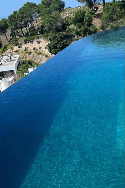 Infinity pool with curved overflow edge
